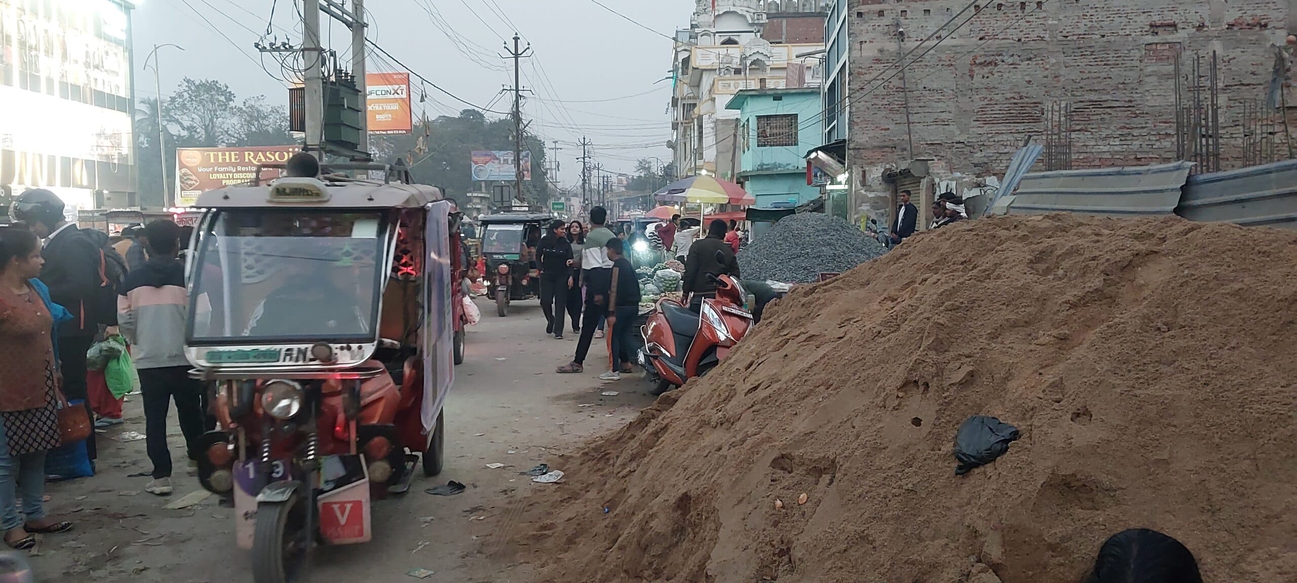 न्यू मार्केट सड़क पर भवन निर्माण बालू, गिट्टी रखने से परेशानी