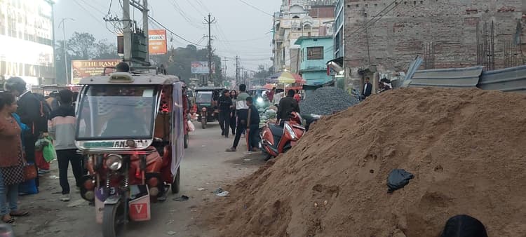 न्यू मार्केट सड़क पर भवन निर्माण बालू, गिट्टी रखने से परेशानी