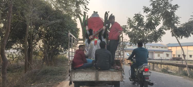 पंडालों में आज विराजेंगी विद्या की देवी