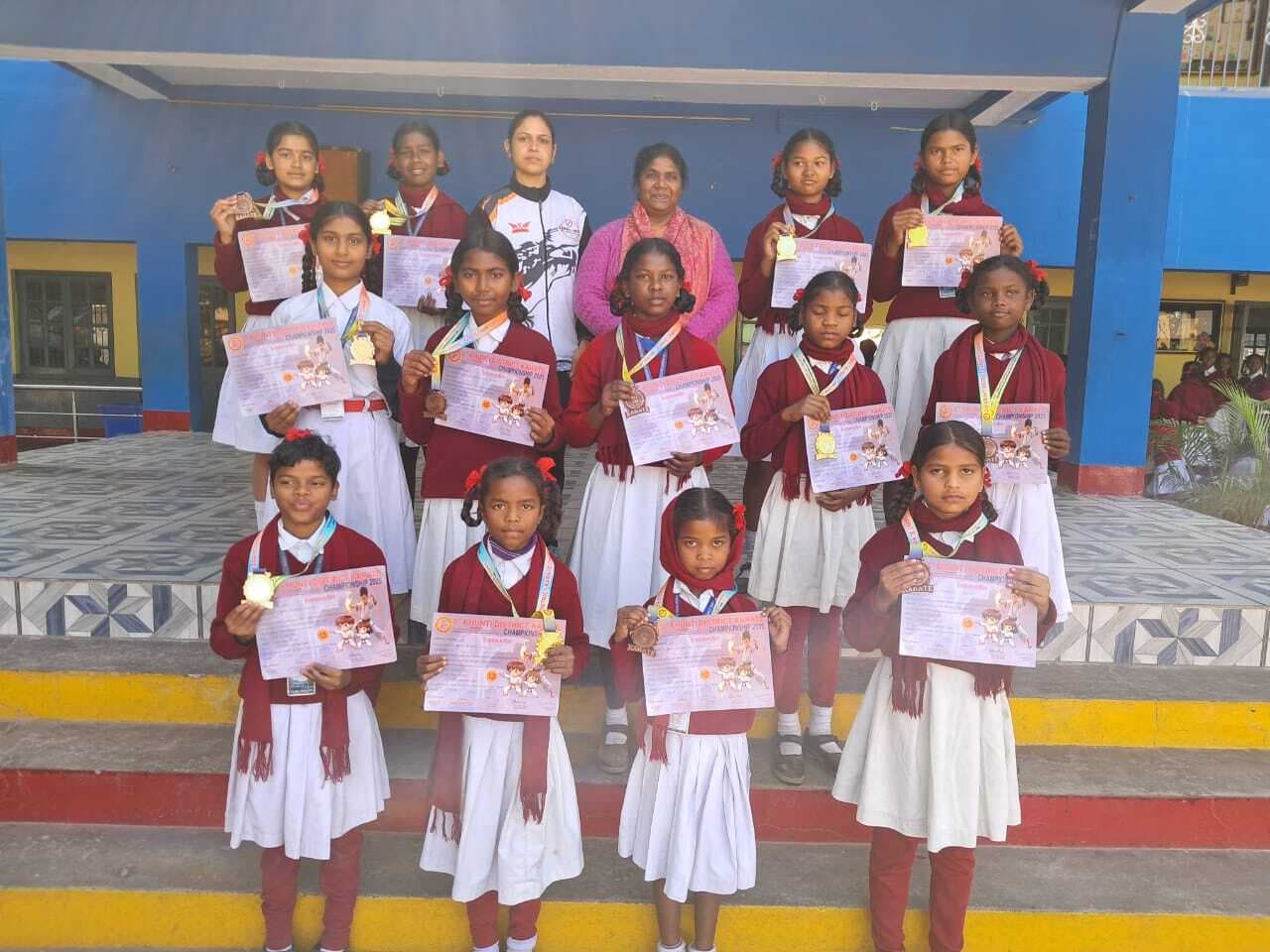 स्कूल ने विजेता कराटेकारों को सम्मानित किया