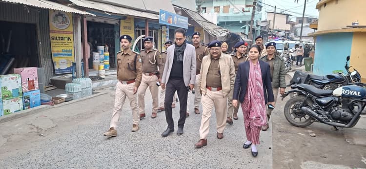 शहरी क्षेत्र में निकाला गया फ्लैग मार्च