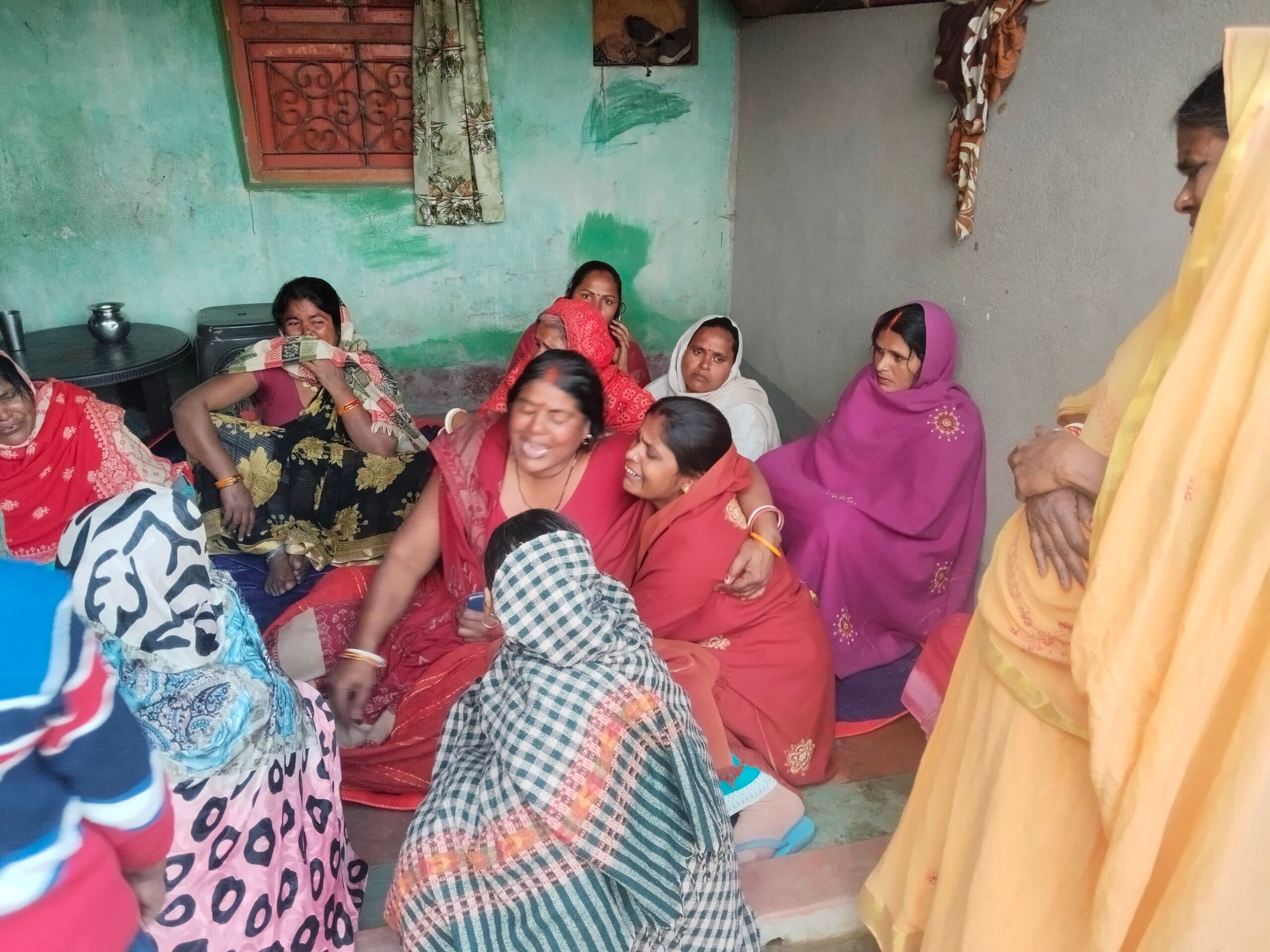 hajipur news. मायके से घर लौट रही बाइक सवार महिला की ट्रक की ठोकर से मौत, पुत्र जख्मी