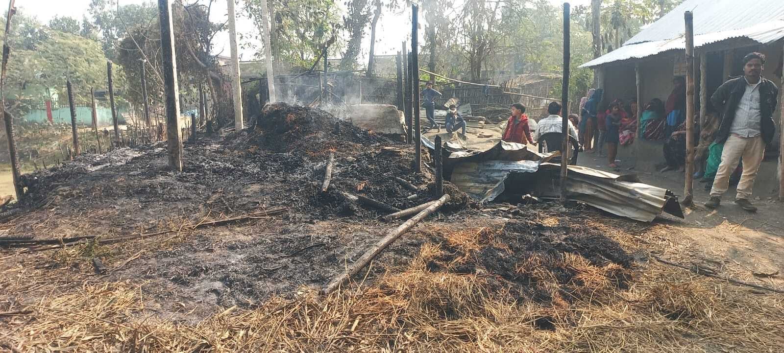 आग से तीन घर जले, लाखों की क्षति