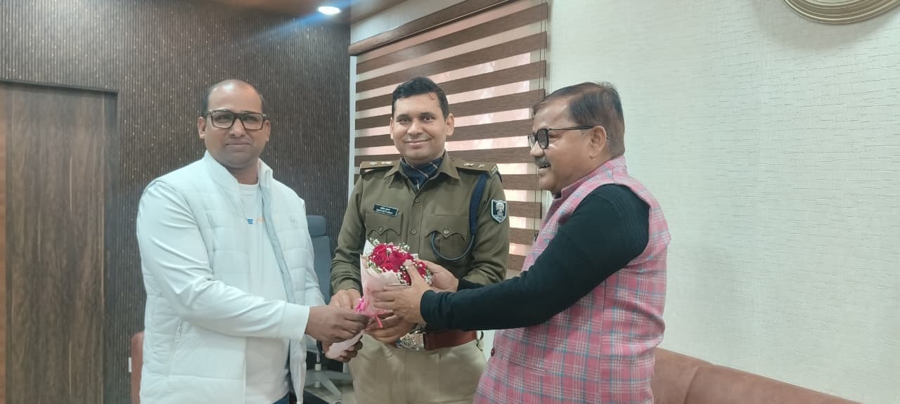 पूर्व विधायक एसपी से मिले, स्थानीय समस्याओं पर हुई चर्चा