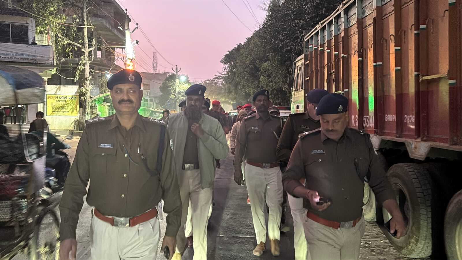 एसडीपीओ के नेतृत्व में शहर में किया फ्लैग मार्च