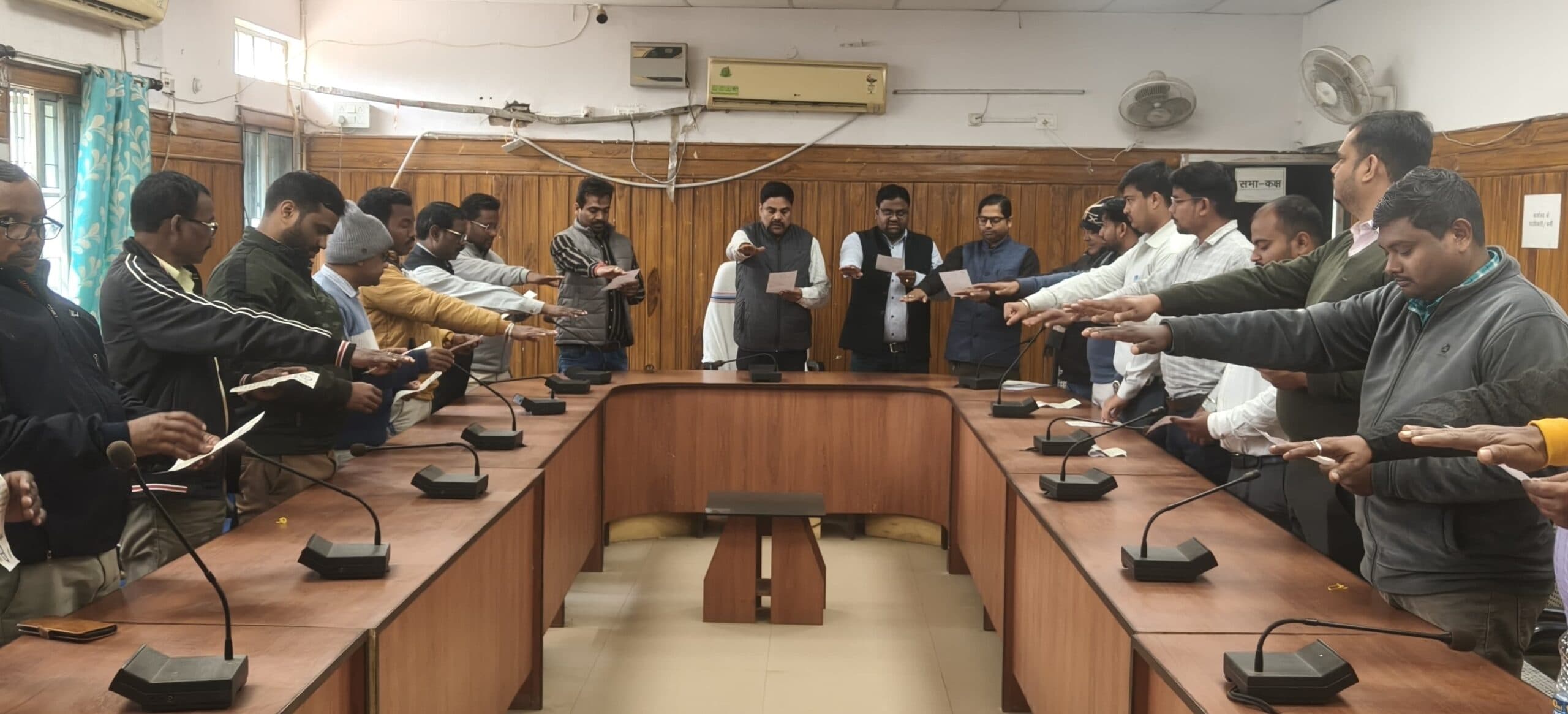 अधिकारियों–कर्मियों ने ली निष्पक्ष व निर्भीक मतदान कराने की शपथ