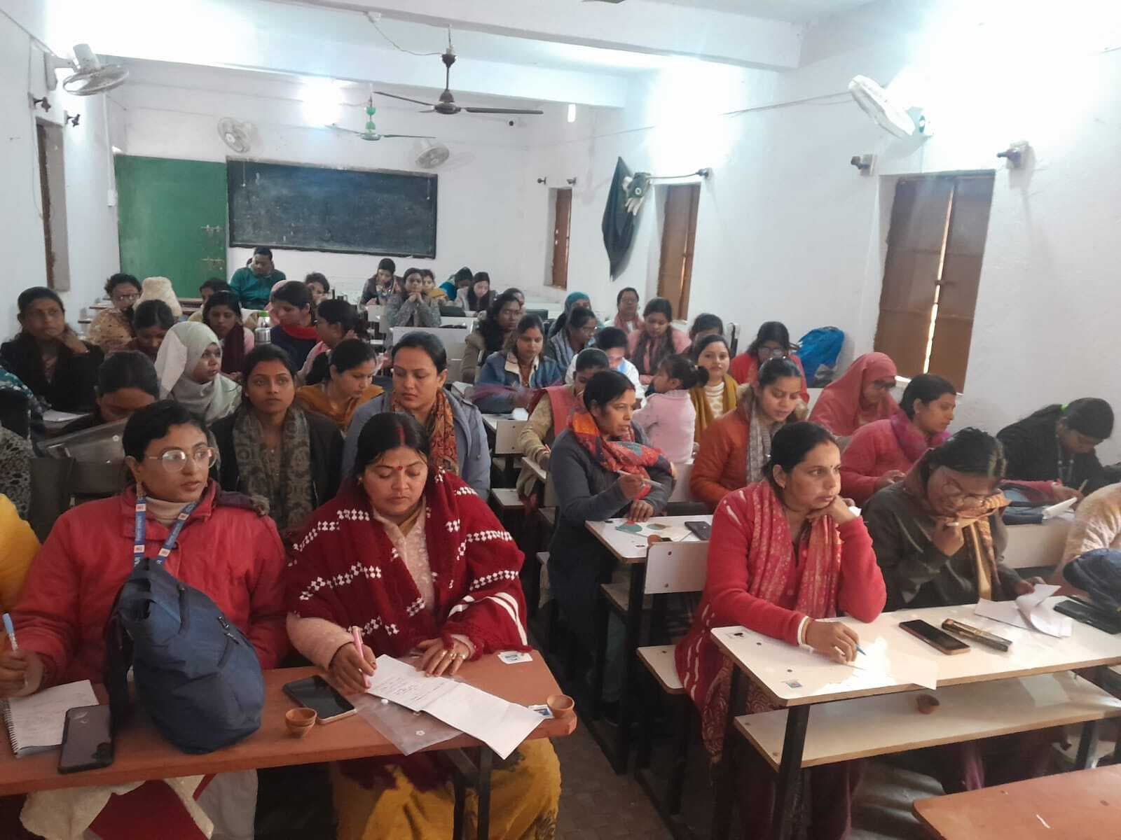 शिक्षिकाओं को दिया गया प्रशिक्षण