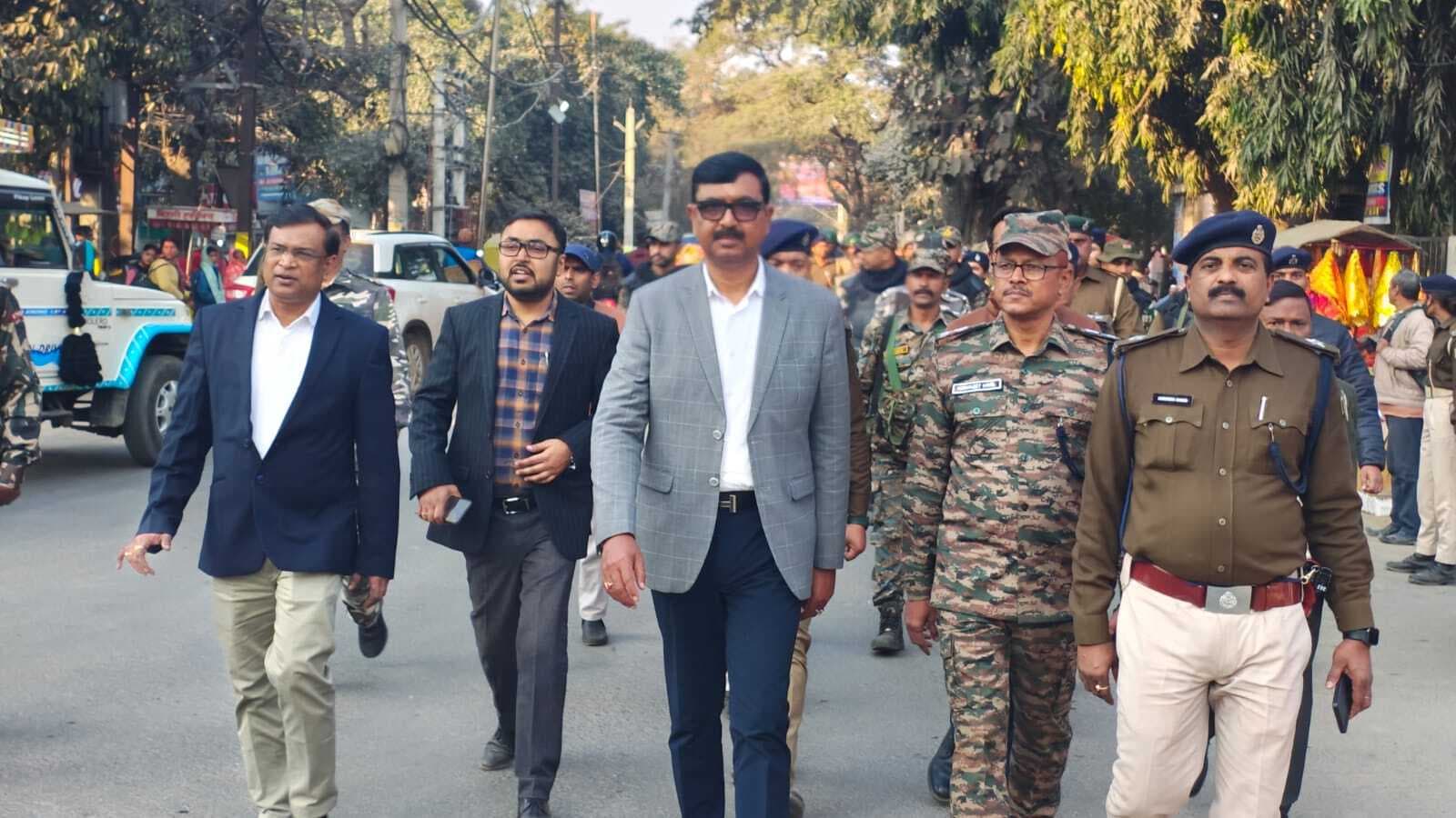 विधि-व्यवस्था को लेकर सड़क पर उतरे डीएम-एसपी, पंडालों का किया निरीक्षण