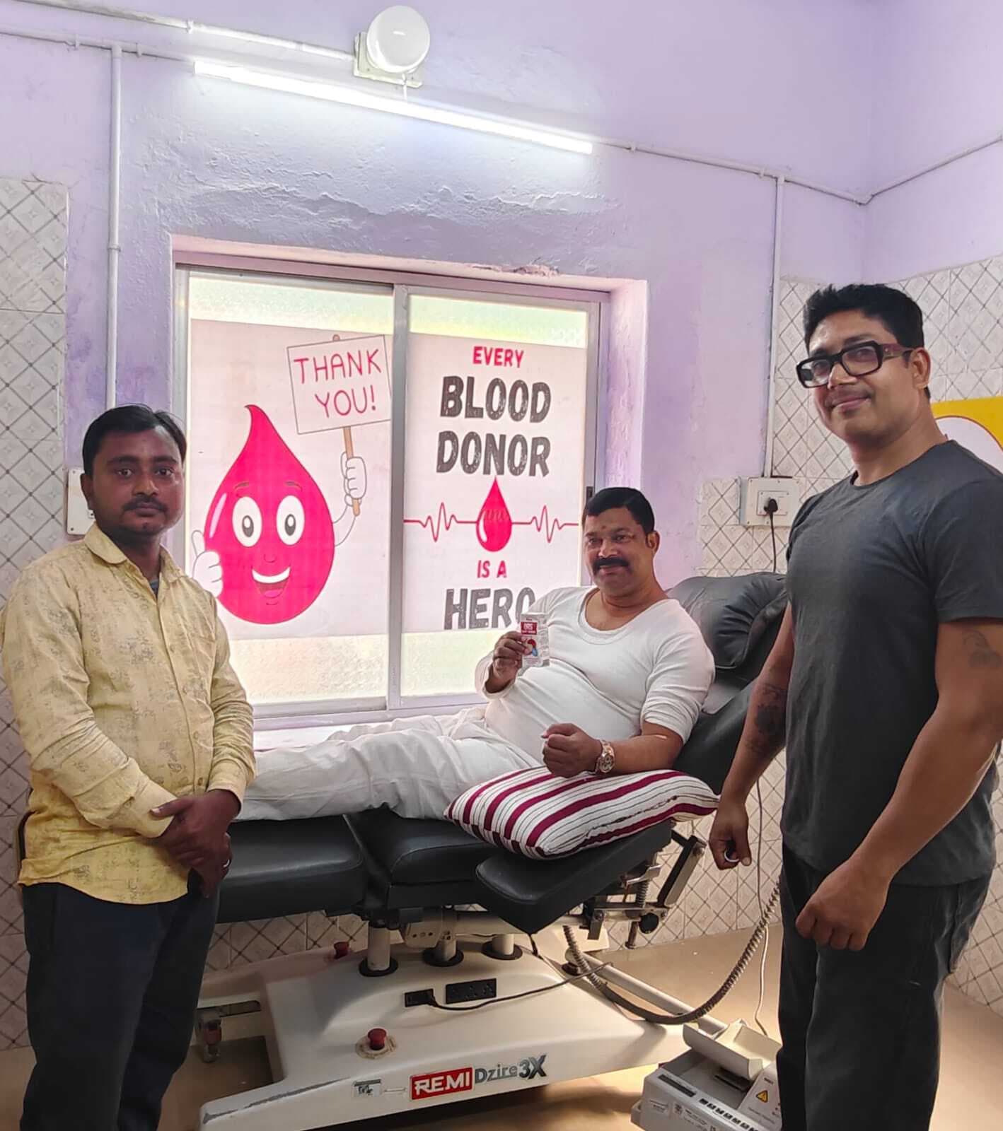 Madhubani News : समाजसेवी ने रक्तदान कर बचायी महिला की जान