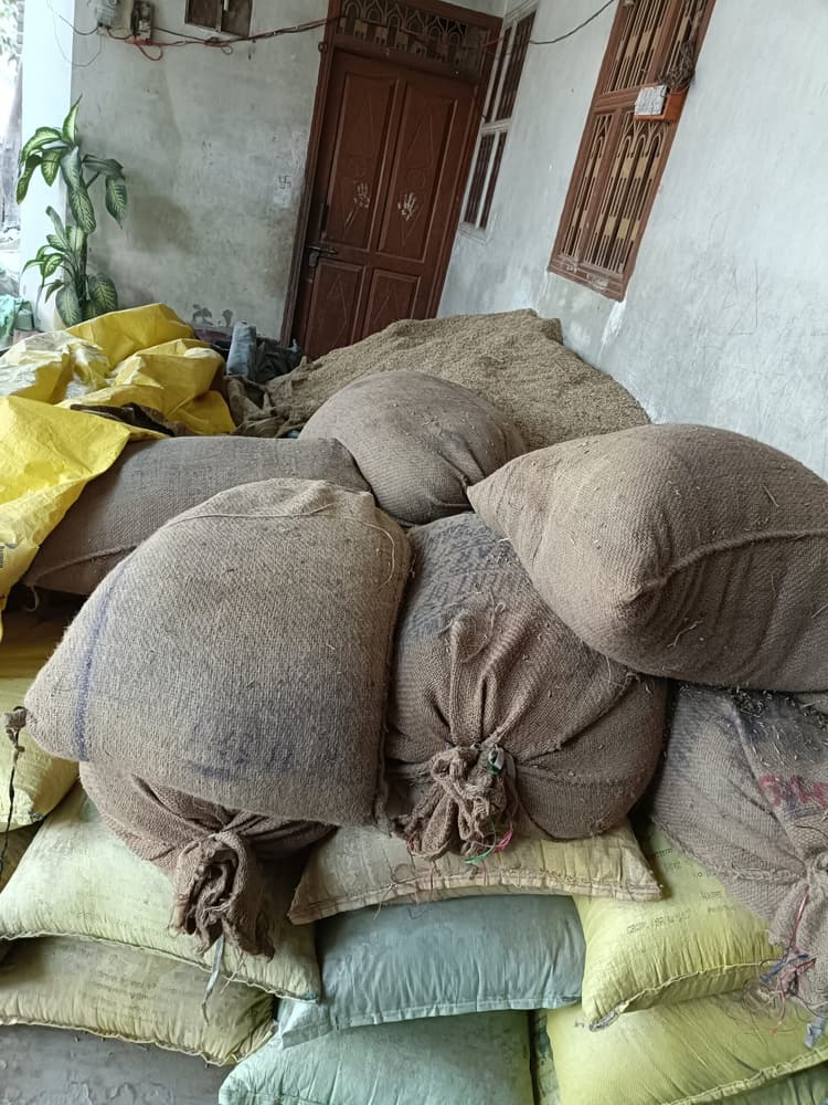 Madhubani News : किसान धान बेचने के लिए दर-दर भटकने को मजबूर