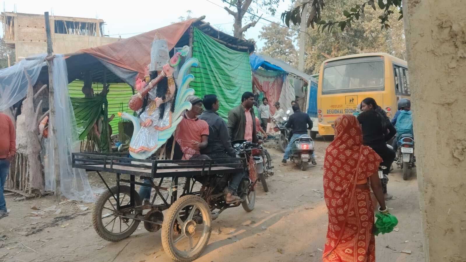 Madhubani News : सरस्वती पूजा आज, तैयारी में दिखा अध्यात्म का रंग