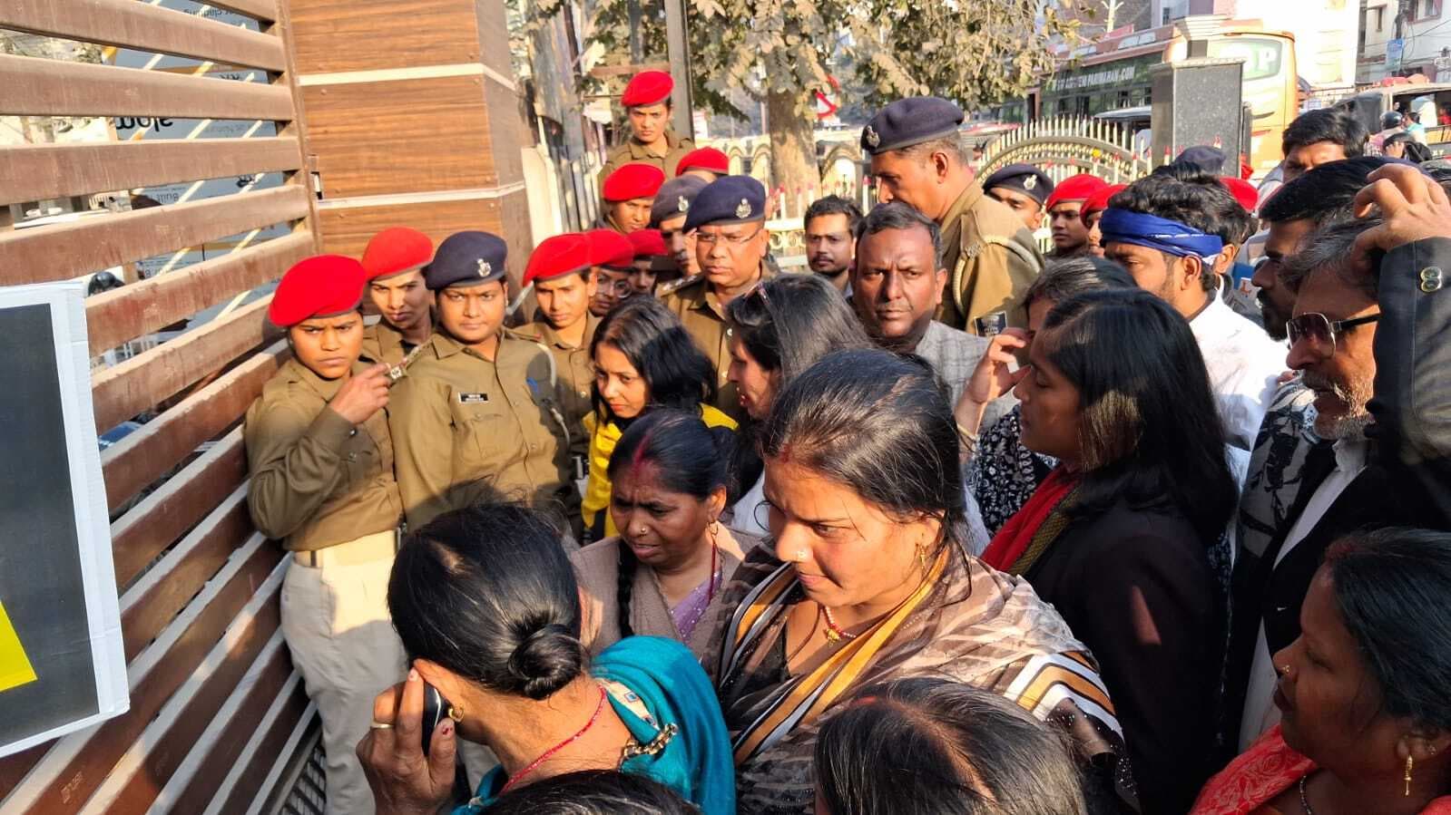 चुनाव बाद भी स्नेहा को नहीं मिला इंसाफ, डीएम कार्यालय के समक्ष प्रदर्शन