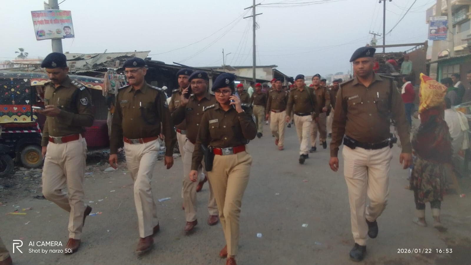 शांति व्यवस्था कायम करने को लेकर पुलिस ने किया फ्लैग मार्च