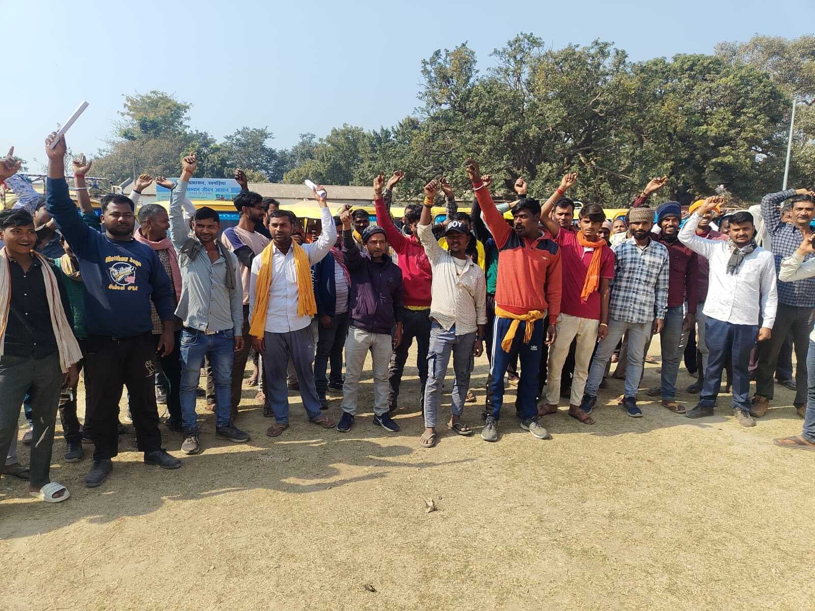 अलौली-खगड़िया ऑटो रूट पर अवैध बैरियर वसूली के खिलाफ ऑटो चालकों ने किया प्रदर्शन