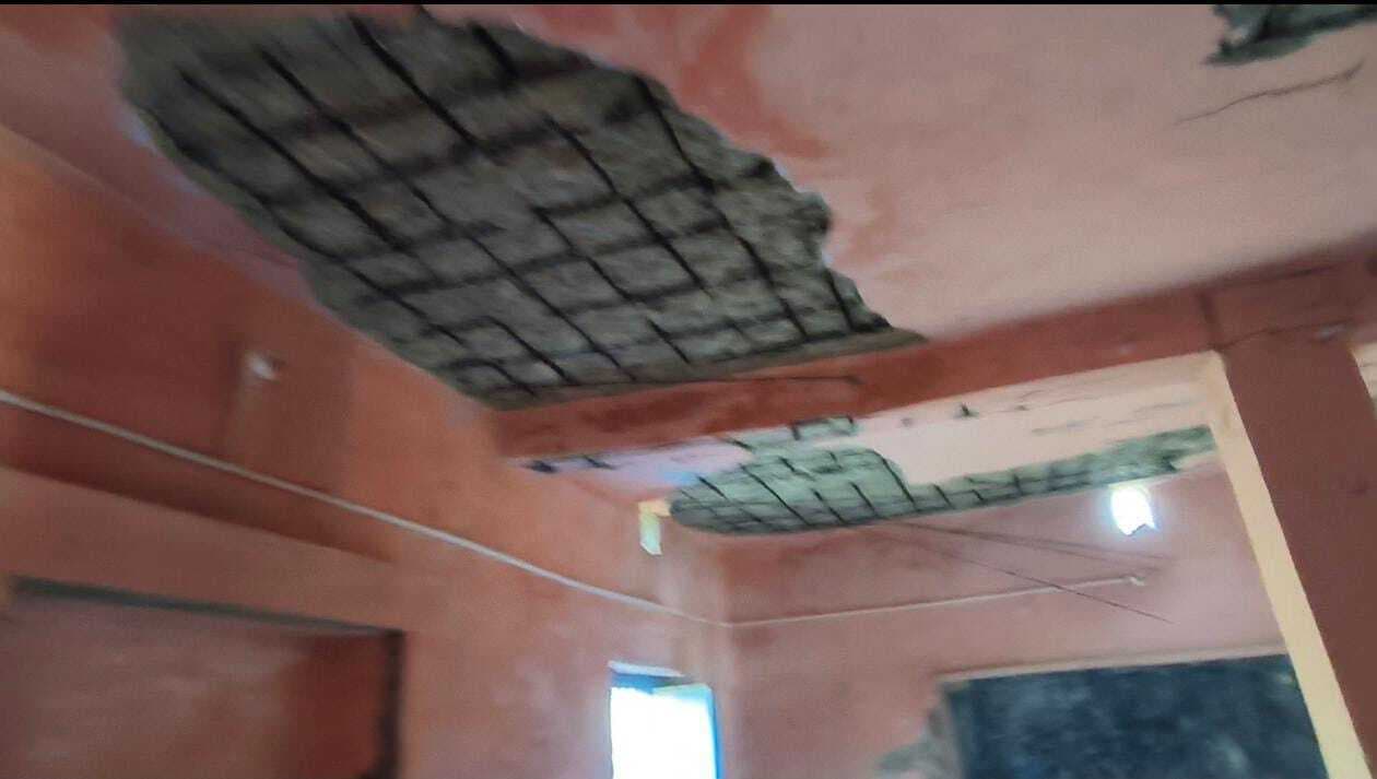 Madhubani News : तपोभूमि में ””अंधेरा”” : बिस्फी के विद्यालय में जर्जर भवन व अभावों के बीच सिमटा बच्चों का भविष्य