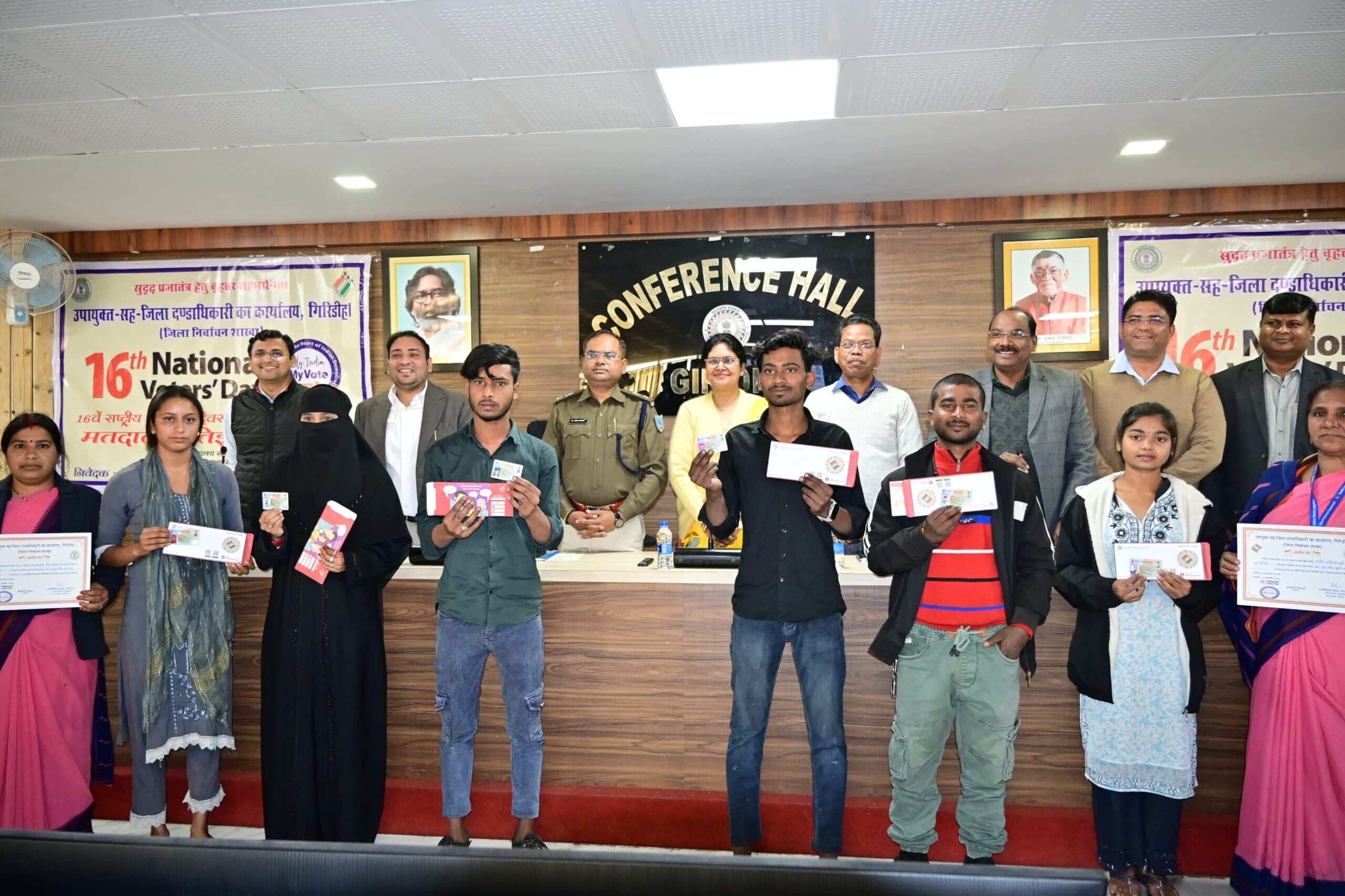 Giridih News :मतदाताओं को दिलायी गयी मतदान करने की शपथ