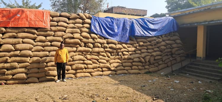 धान बेचने के लिए चकन्हा पैक्स का चक्कर काट रहे किसान