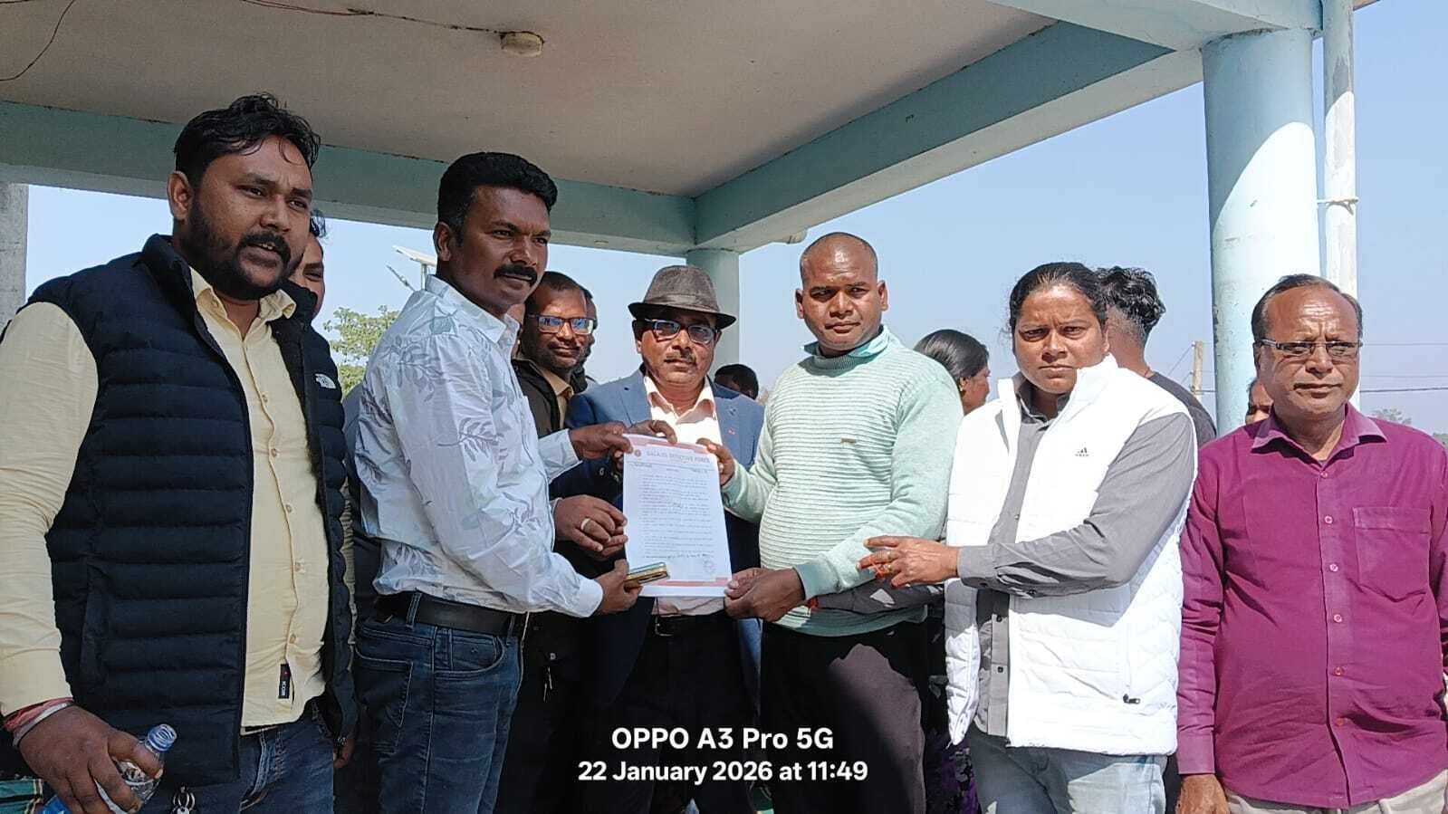 Giridih News :आश्वासन के बाद आउटसोर्सिंग कर्मियों का कार्य बहिष्कार समाप्त