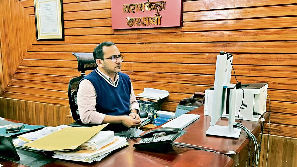 Seraikela Kharsawan News : अवैध खनन की सूचना पर शीघ्र कार्रवाई करें : उपायुक्त