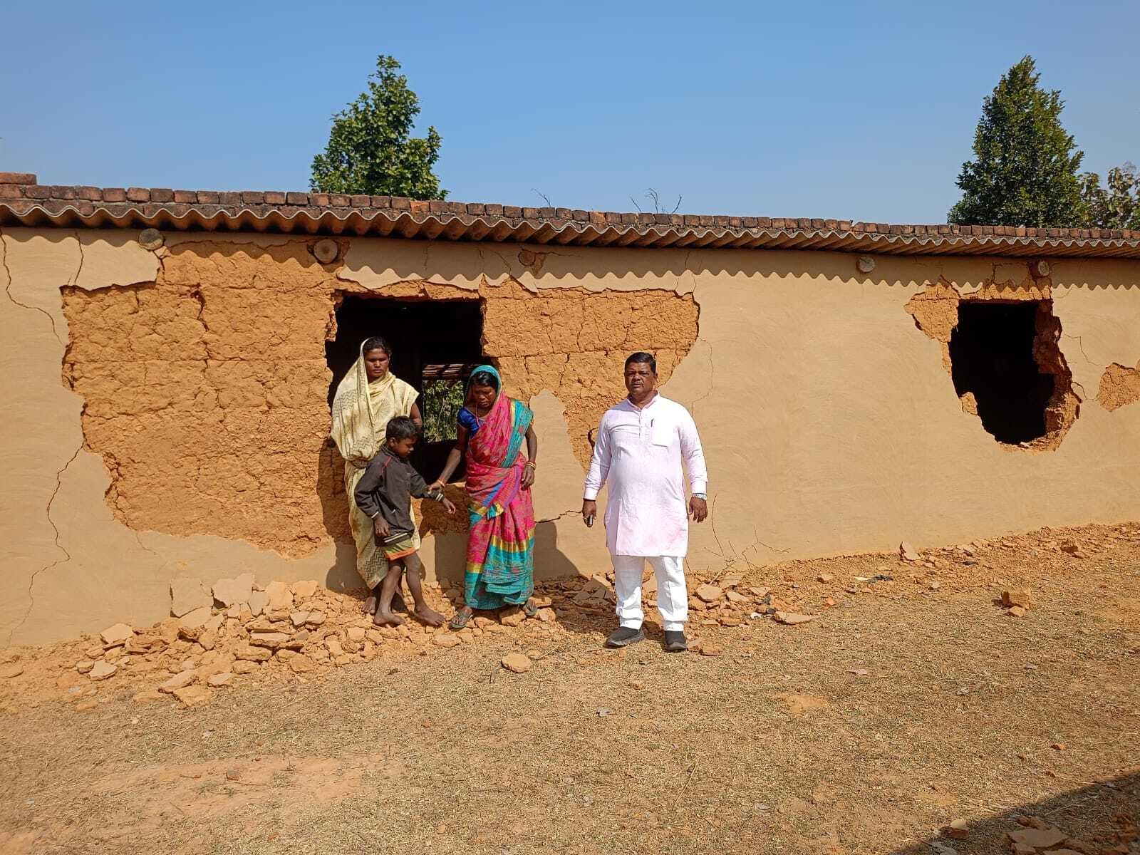 Giridih News :झुंड से बिछड़े हाथी ने कच्चे मकानों को बनाया निशाना