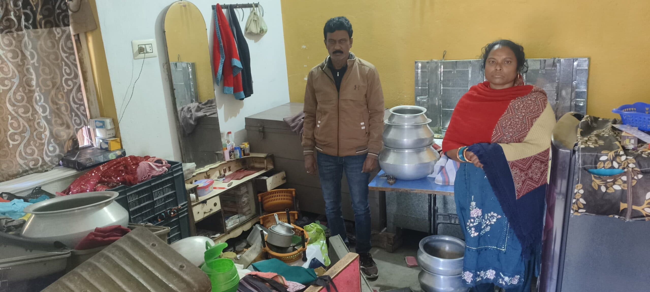 Giridih News :शादी में कतरास गया था परिवार, घर में हो गयी चोरी