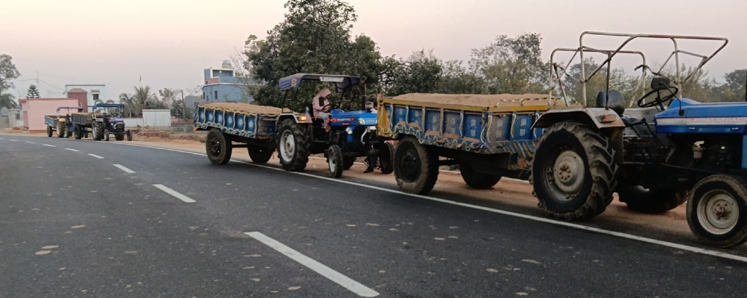 Bokaro News : ग्रामीणों ने बालू लदे ट्रैक्टरों को रोका