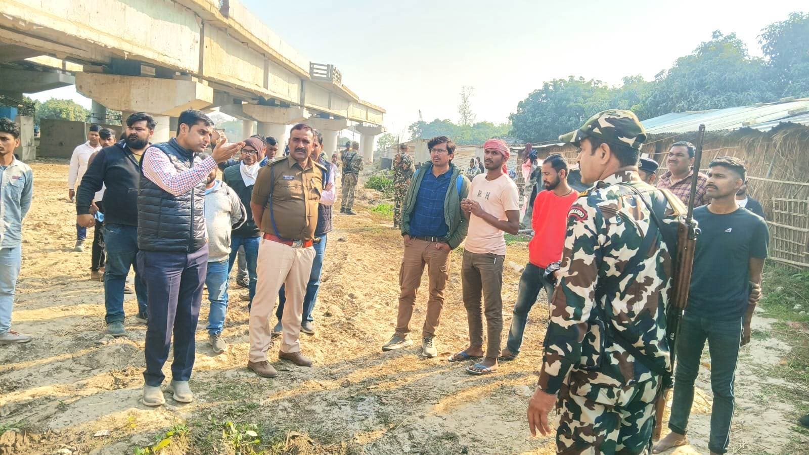 Bhagalpur news एप्रोच पथ निर्माण में बाधा बन रहे अतिक्रमण पर चला बुलडोजर