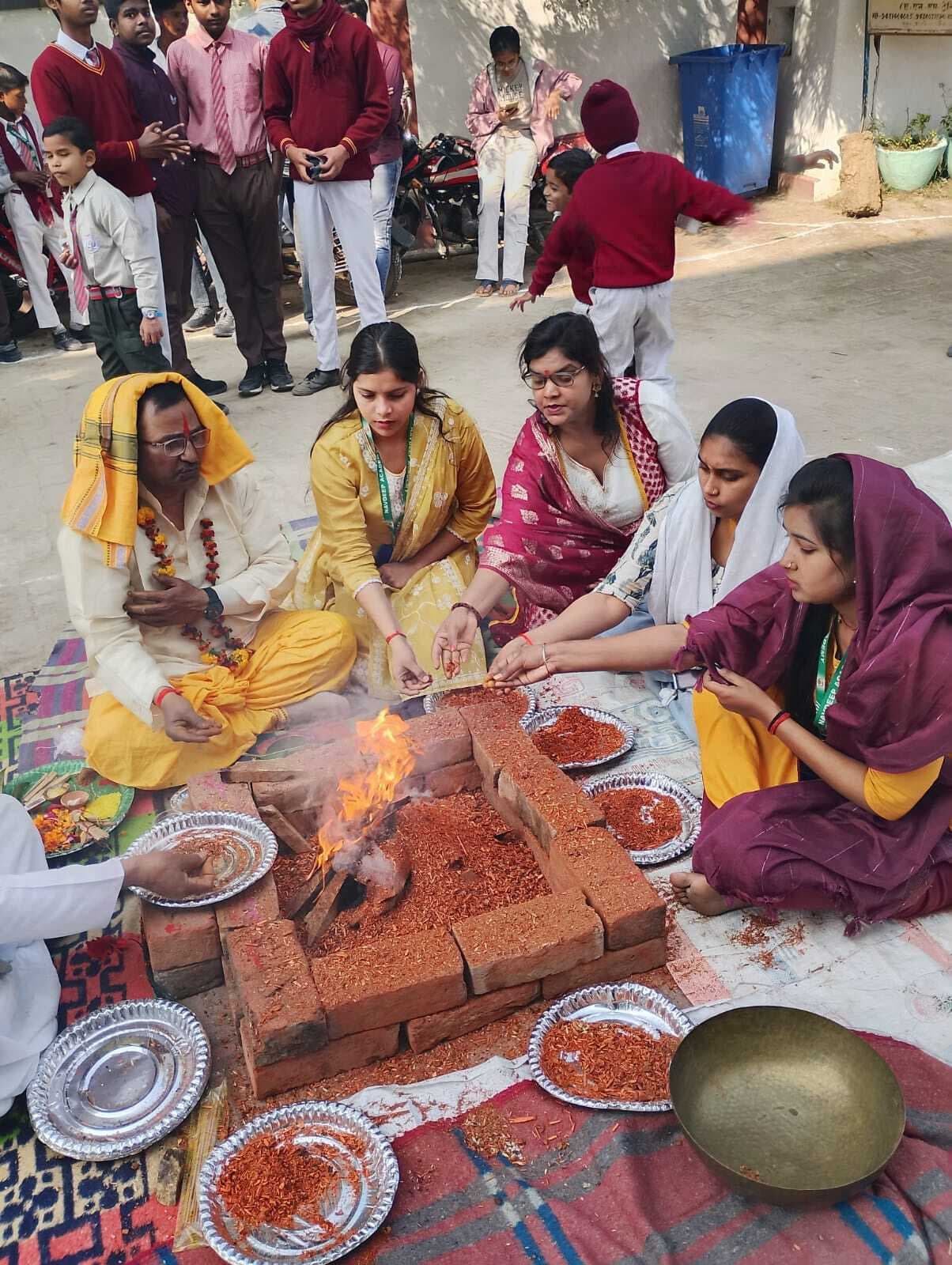 नवदीप अकादमी में हुई विद्या की देवी की पूजा-अर्चना