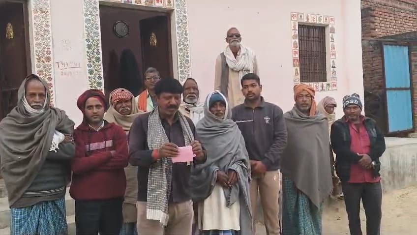 कुदरा के लालापुर गरवाडीह वार्ड तीन में होल्डिंग टैक्स वसूली को लेकर बवाल