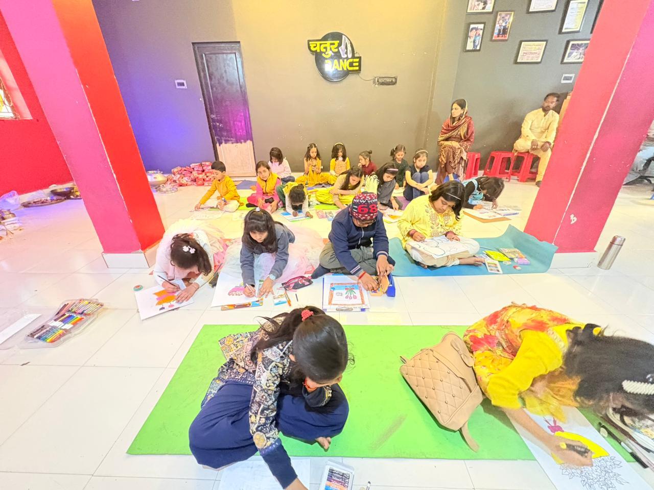 चतुर डॉस अकादमी के बच्चों ने सरस्वती पूजा पर बनायी पेंटिंग