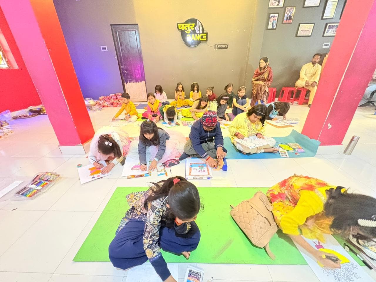 चतुर डॉस अकादमी के बच्चों ने सरस्वती पूजा पर बनायी पेंटिंग