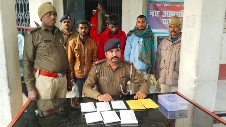 छिनतई के आठ मोबाइल के साथ झपटमार गिरोह के तीन शातिर को पुलिस ने किया गिरफ्तार