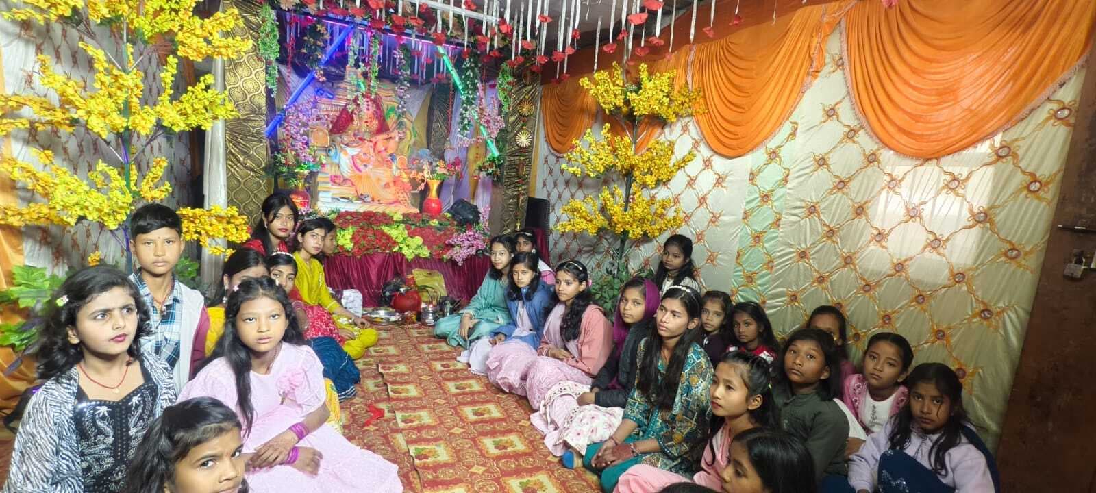 हर्षोल्लास के साथ मां शारदे की हुई पूजा, भक्ति भाव से छात्रों ने की सरस्वती वंदना पंडाल