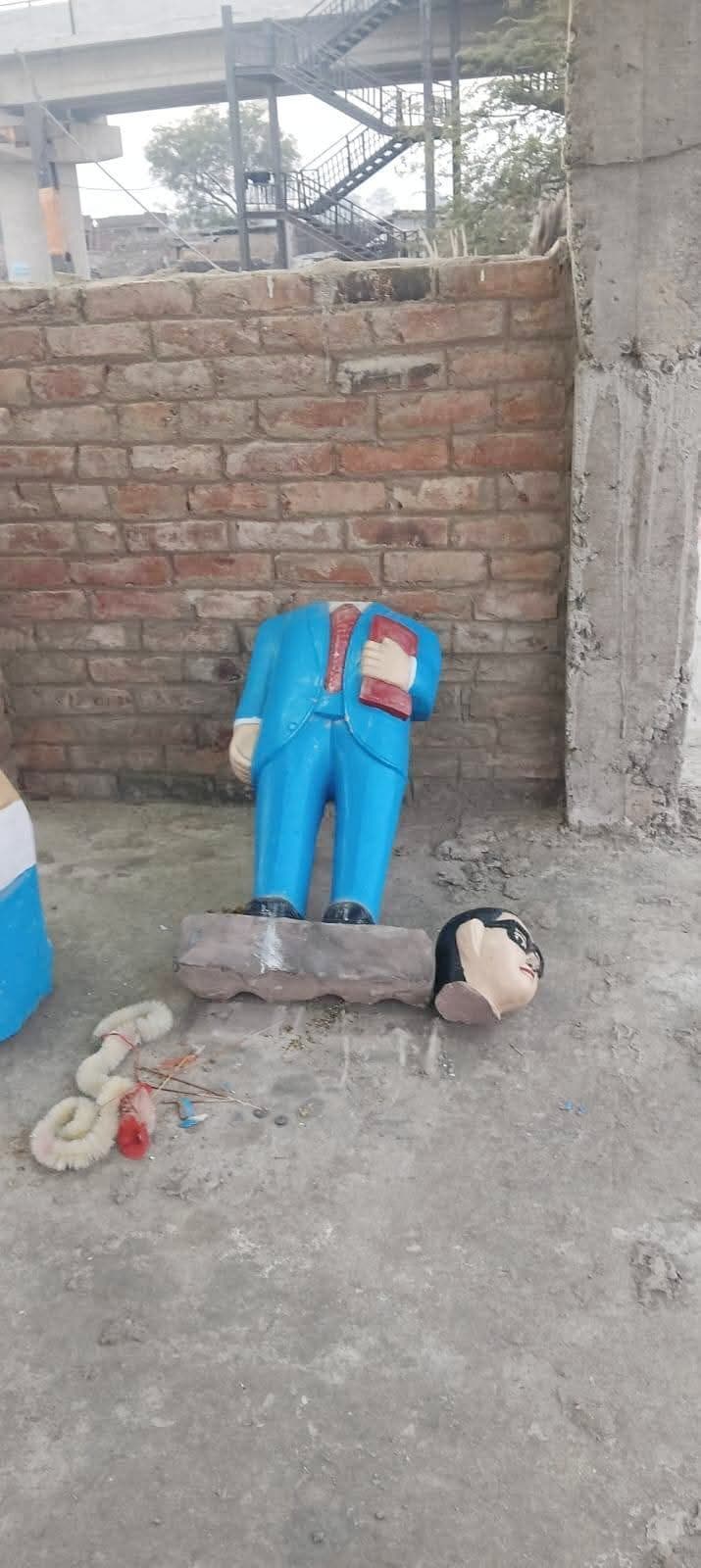 बाबा साहेब की प्रतिमा तोड़ने के बाद दो पक्षों में हुआ तनाव, पुलिस की पहल से शांत हुआ मामला