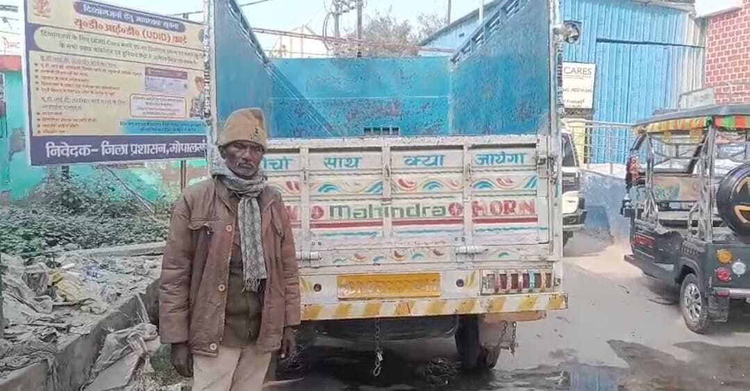 महम्मदपुर में अज्ञात वाहन की टक्कर से युवक की मौत, पहचान में जुटी पुलिस