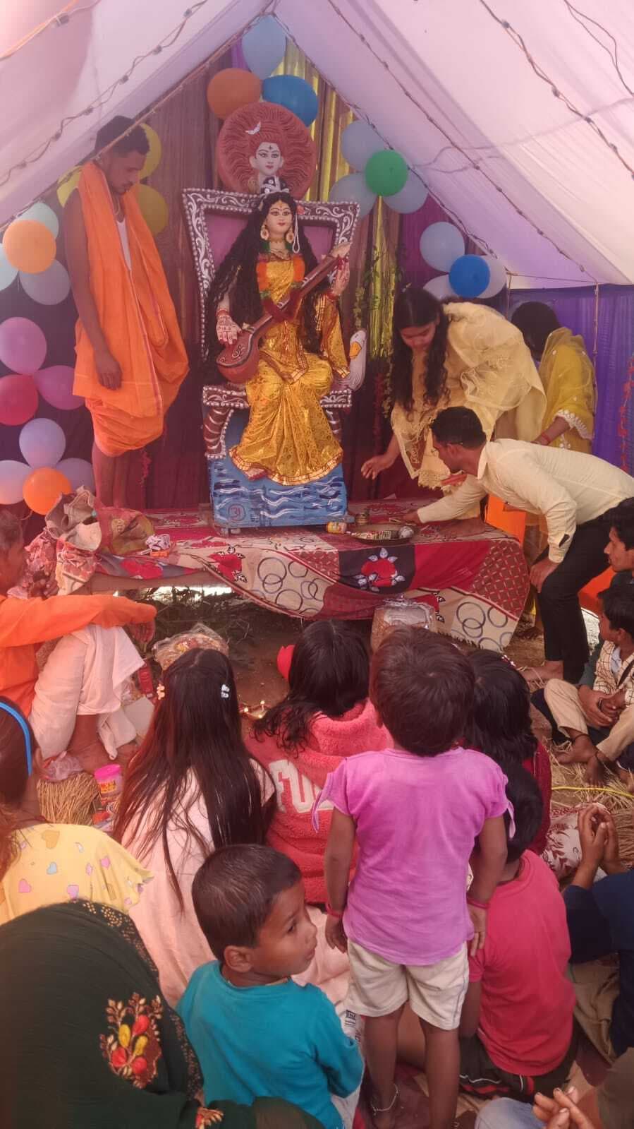 पूजा पंडालों में गूंजा मां सरस्वती का जयघोष