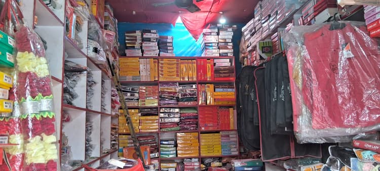 रेडीमेड गारमेंट्स दुकान से एक लाख का सामान चोरी