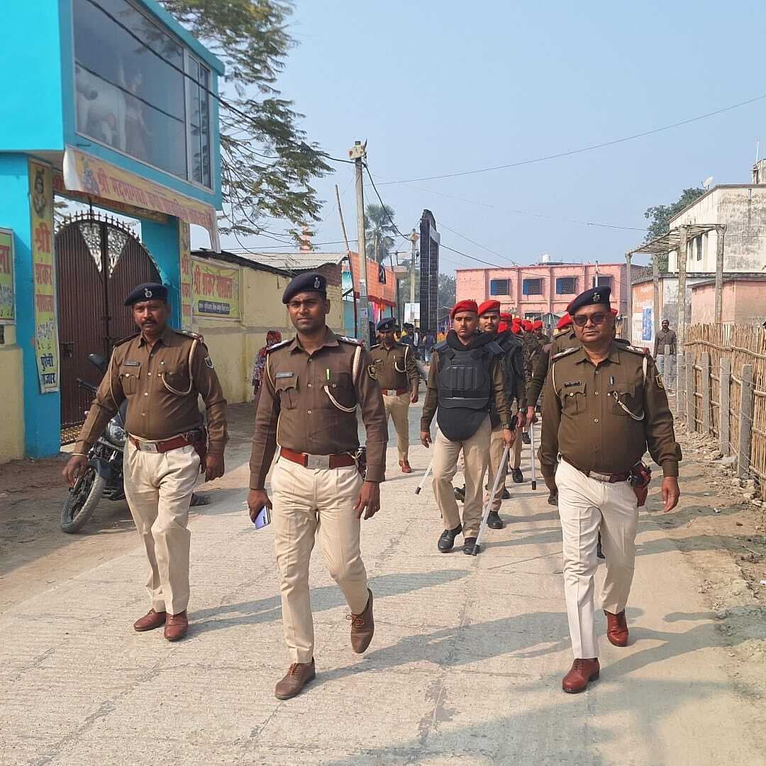 सरस्वती पूजा को लेकर पुलिस ने किया फ्लैग मार्च