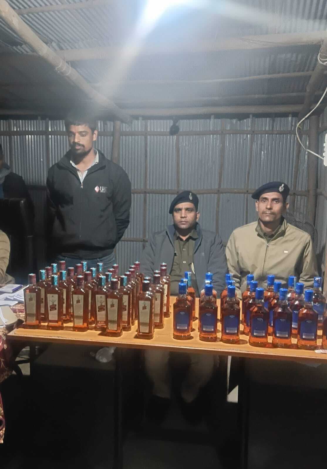 कार से 18 लीटर शराब बरामद, तस्कर गिरफ्तार