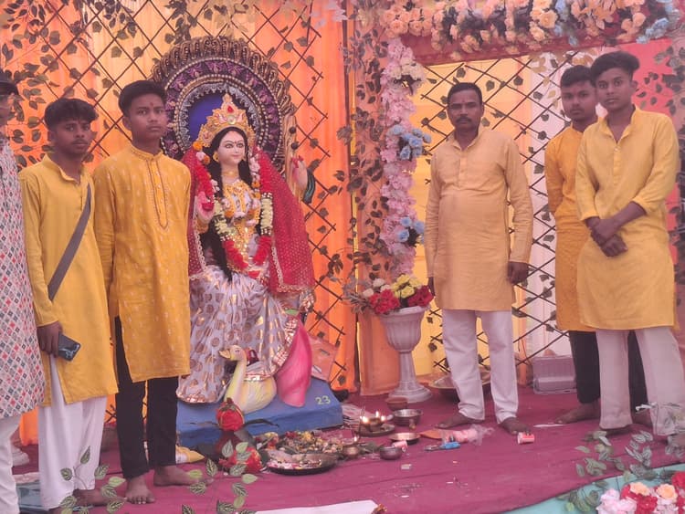 वैदिक अनुष्ठान मंत्रोउच्चर के साथ मां शारदे की हुई पूजा