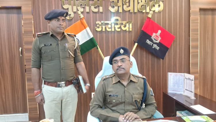 पिकअप वैन से 936 लीटर नेपाली शराब के साथ तीन गिरफ्तार