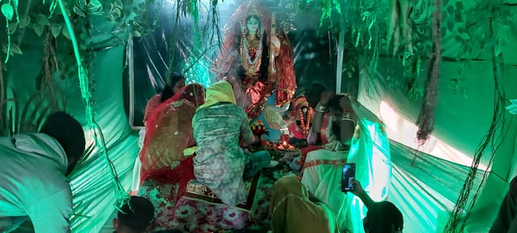 मां शारदे की धूमधाम से हुई पूजा-अर्चना