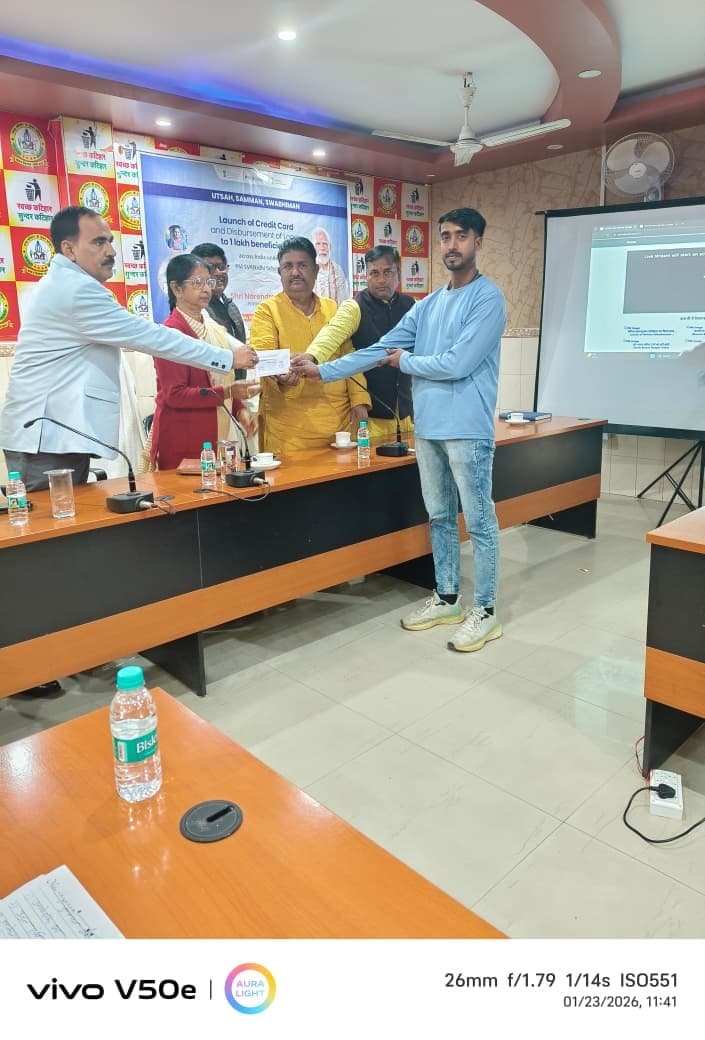 फुटपाथ विक्रेताओं के बीच लोन का किया वितरण