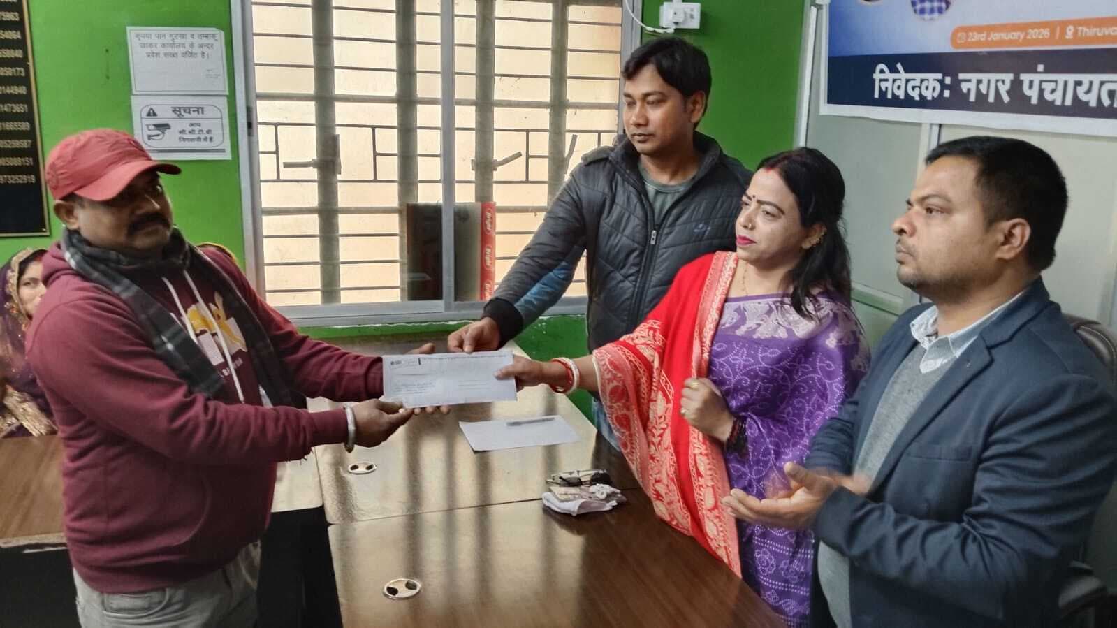 49 लाभुकों को पीएम स्वनिधि योजना क्रेडिट मुख्य पार्षद ने बांटा