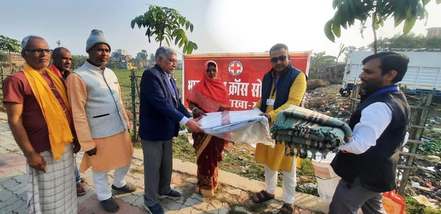 शॉट सर्किट से घर में लगी आग, लाखों की संपत्ति जलकर राखबरियारपुर : नया रामनगर थाना क्षेत्र के कला रामपुर गांव में शुक्रवार को विद्युत की शॉर्ट सर्किट से एक घर में आग लग गई. जिससे लाखों रुपये की समान जलकर नष्ट हो गई. घटना के संबंध में स्थानीय ग्रामीणों ने बताया कि कलारामपुर गांव निवासी रामप्रवेश पासवान के घर में शॉर्ट सर्किट के कारण आग लग गई. आग देखते ही देखते पूरे घर को अपनी चपेट में ले लिया और आसपास के लोगों में अफरा-तफरी मच गई. ग्रामीणों के प्रयास से किसी तरह आग पर काबू पाया गया. वहीं पीड़ित रामप्रवेश पासवान ने बताया कि इस अगलगी में घर में रखें अनाज, कपड़े, बर्तन एवं कई जरूरी कागजात सहित लाखों रुपये की संपत्ति जलकर खाक हो गई.