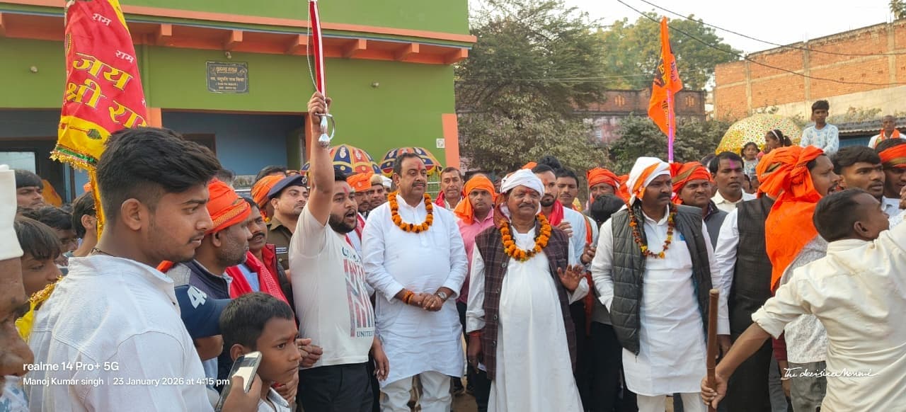 महावीरी जुलूस में दिखाये हैरतअंगेज करतब