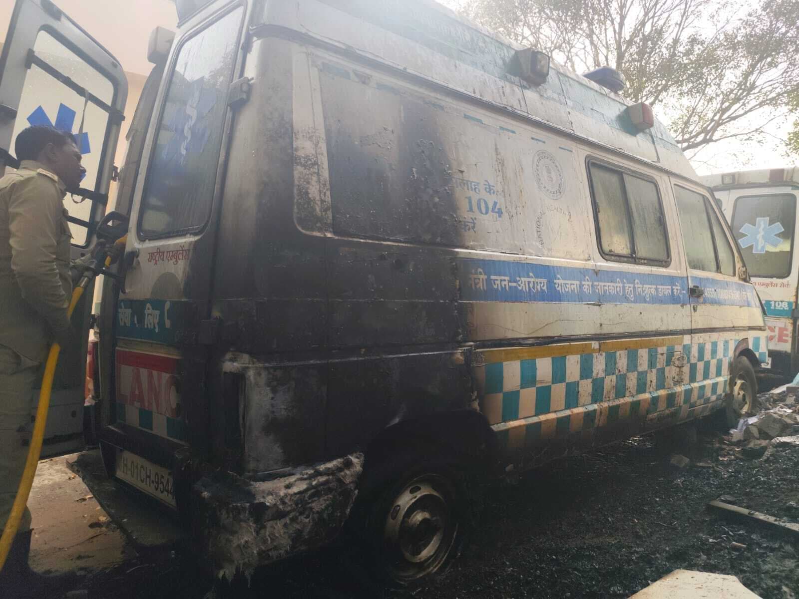 पुराने अस्पताल परिसर के कचरे में लगी आग, खराब एंबुलेंस जली