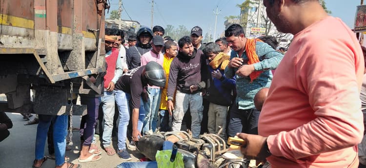 ट्रक से कुचलकर बाइक सवार युवक की मौके पर मौत, दो घायल