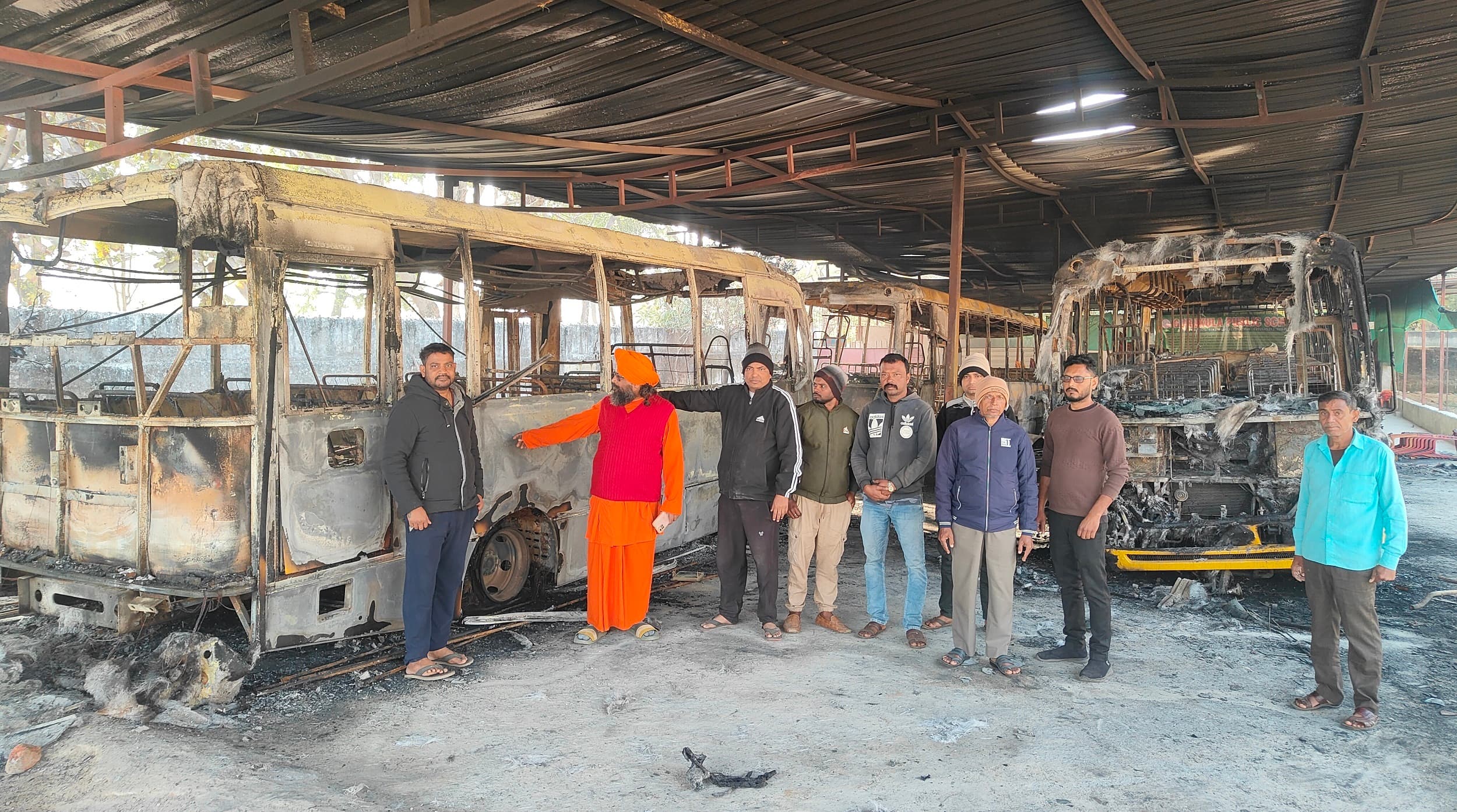 Bokaro News : गुरुकुल पब्लिक स्कूल के चार वाहनों में असामाजिक तत्वों ने लगायी आग