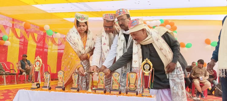 Madhubani News : नुक्कड़ नाटकों से जल-जीवन-हरियाली के बारे में बताया